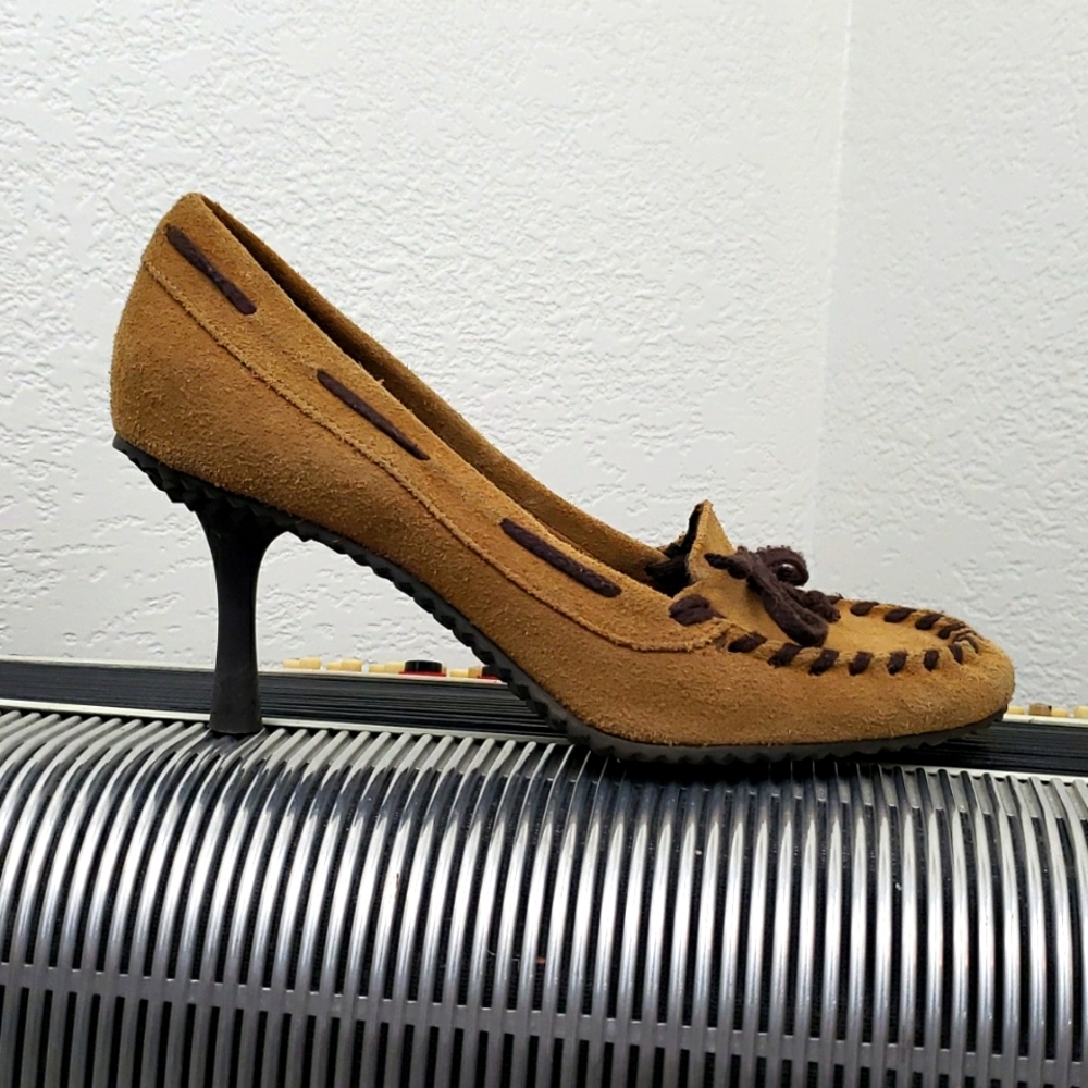 BEAUTIFUL DR SCHOLL'S TAN SUEDE CLOSED TOE HEELS W/DRK BROWN ACCENT THREโฆ